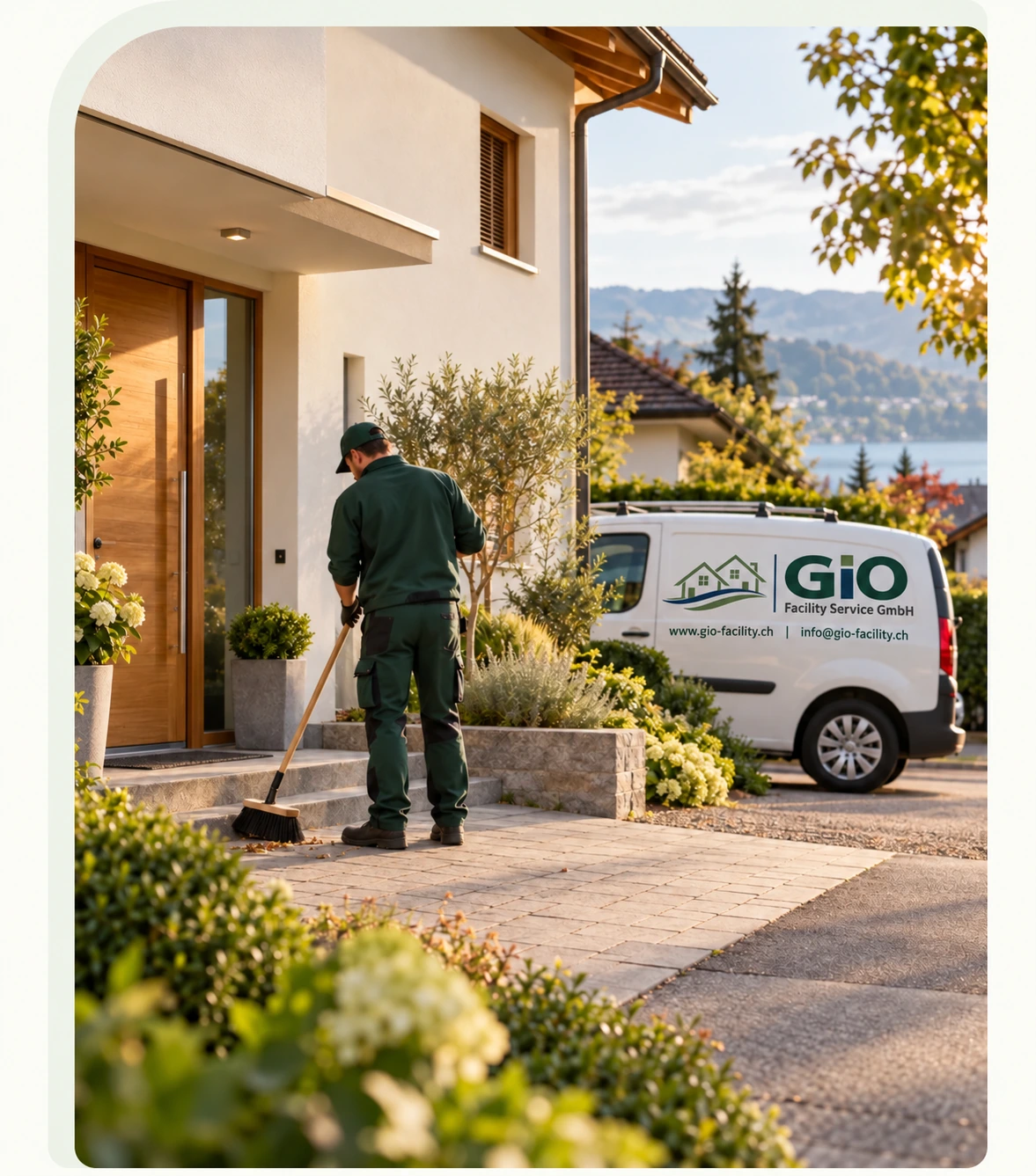 Gepflegte Liegenschaft mit Person bei der Arbeit und GiO-Lieferwagen